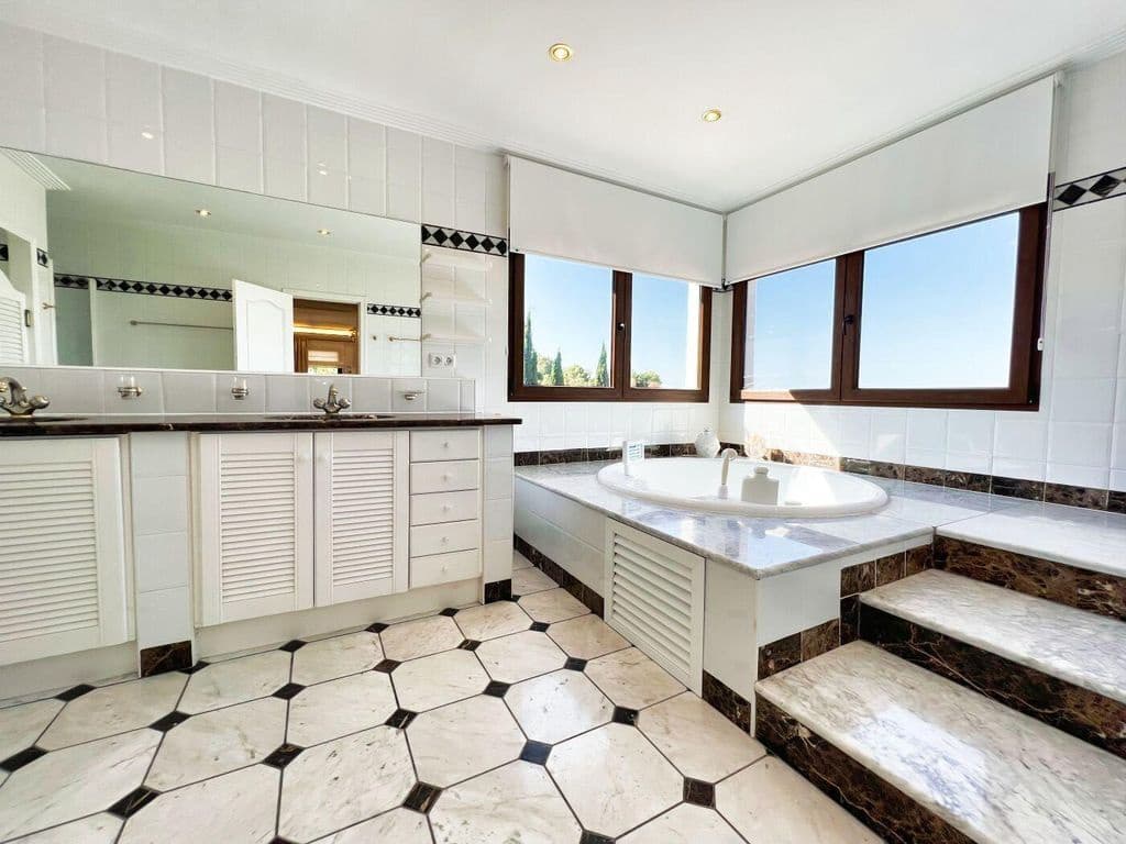 5 bedroom Villa for sale in Altea with pool - € 1,195,000 (Ref: 8479905)