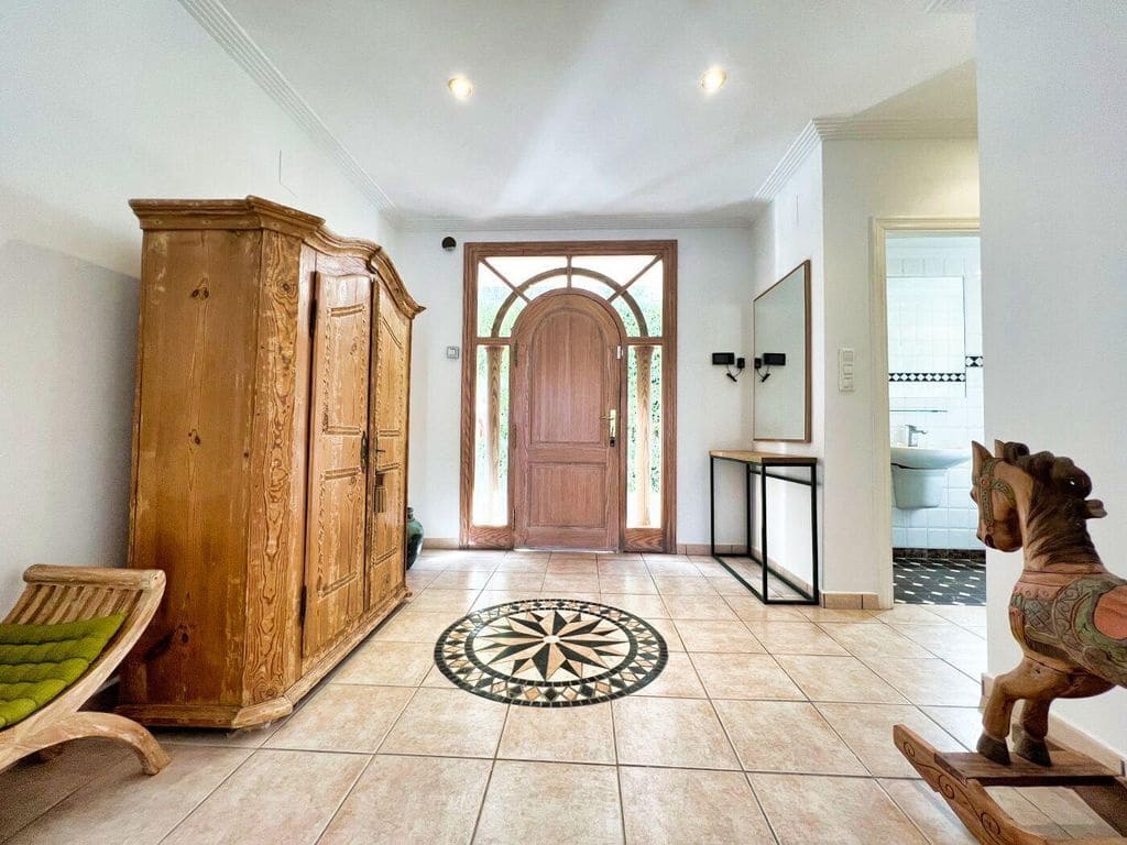 5 bedroom Villa for sale in Altea with pool - € 1,195,000 (Ref: 8479905)