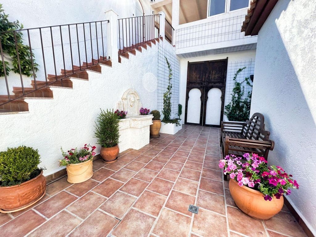 5 bedroom Villa for sale in Altea with pool - € 1,195,000 (Ref: 8479905)