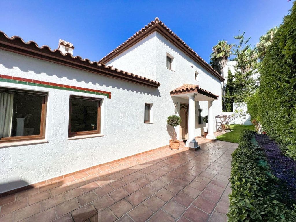 5 bedroom Villa for sale in Altea with pool - € 1,195,000 (Ref: 8479905)