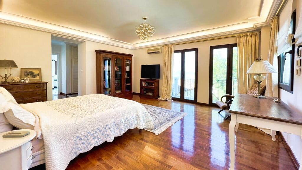 5 bedroom Villa for sale in Altea with pool - € 1,195,000 (Ref: 8479905)