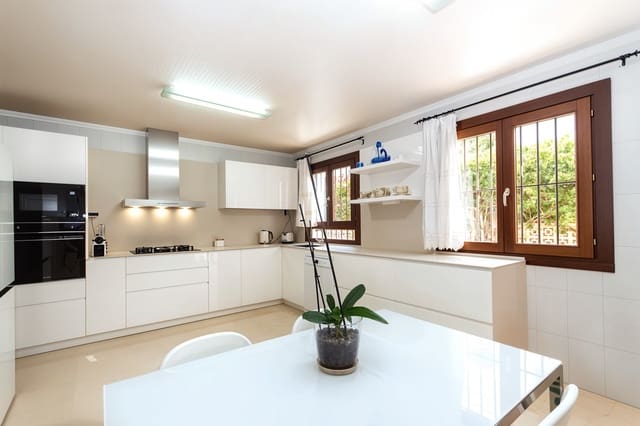 9 bedroom Townhouse for sale in Can Pastilla, Palma de Mallorca with garage - € 1,550,000 (Ref: 8479951)