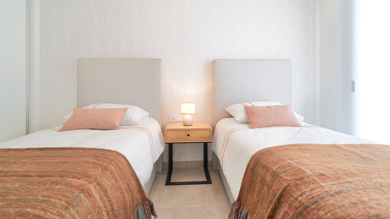 2 bedroom Apartment for sale in Estepona with pool - € 535,000 (Ref: 8626207)