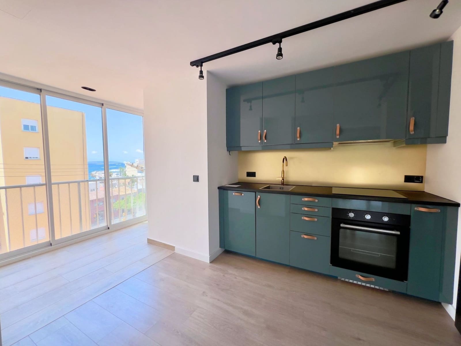 2 bedroom Apartment for sale in Palma de Mallorca - € 409,000 (Ref: 9159952)