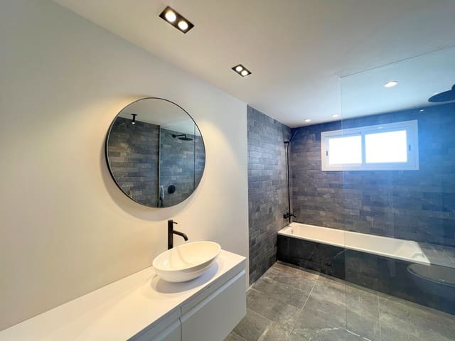 4 bedroom Apartment for sale in Es Molinar / El Molinar, Palma de Mallorca with garage - € 645,000 (Ref: 9159953)