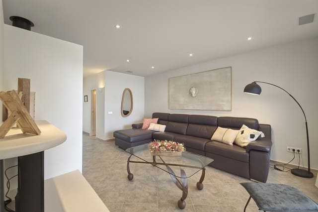 4 bedroom Townhouse for rent in Artà with pool - € 3,500 (Ref: 9237077)