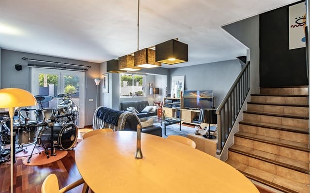 3 sypialnia Dom szeregowy na sprzedaż w Santa Ponsa, Calvià z basenem garażem - 740 000 € (Ref: 9432534)