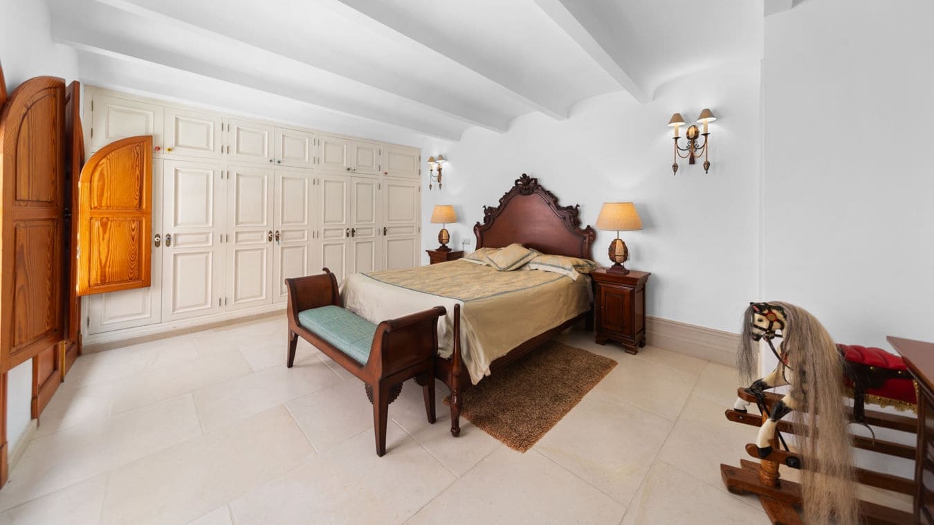 4 makuuhuone Omakotitalo myytävänä paikassa Calvia mukana uima-altaan 
autotalli - 1 795 000 € (Ref: 9450519)