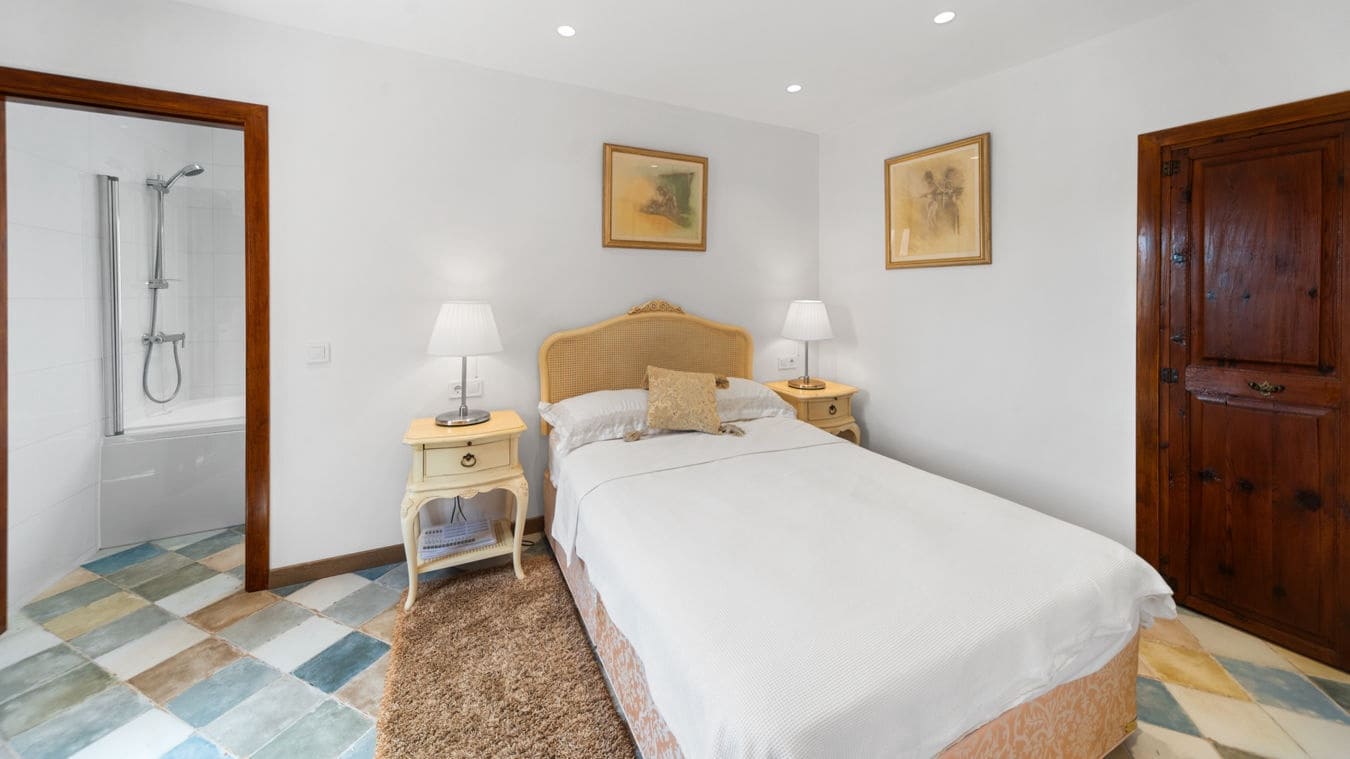 4 makuuhuone Omakotitalo myytävänä paikassa Calvia mukana uima-altaan 
autotalli - 1 795 000 € (Ref: 9450519)