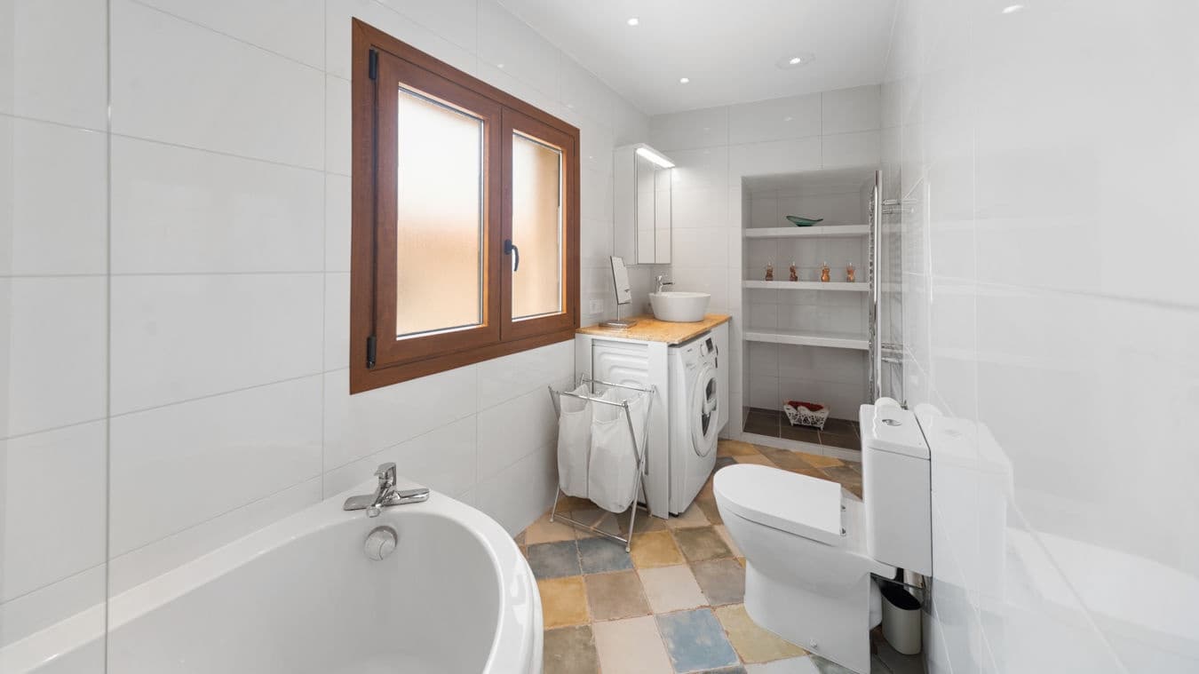 4 makuuhuone Omakotitalo myytävänä paikassa Calvia mukana uima-altaan 
autotalli - 1 795 000 € (Ref: 9450519)