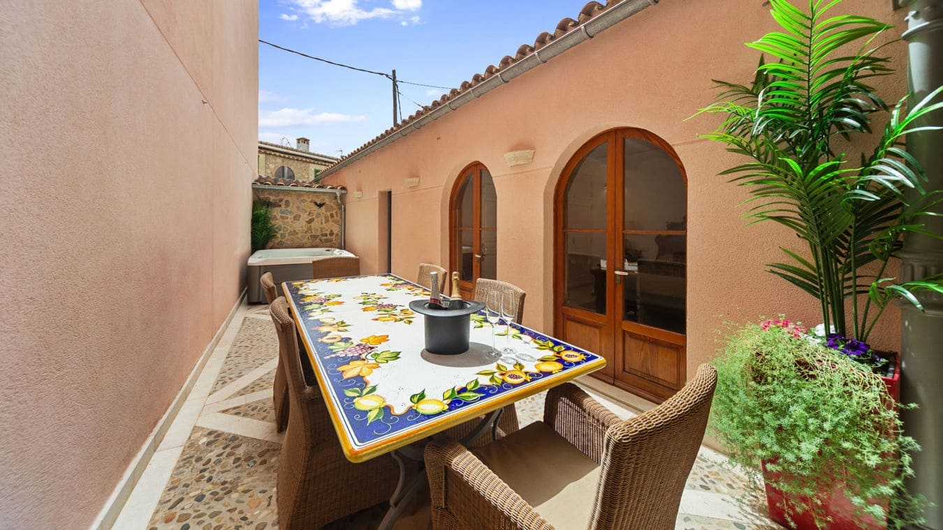 4 makuuhuone Omakotitalo myytävänä paikassa Calvia mukana uima-altaan 
autotalli - 1 795 000 € (Ref: 9450519)