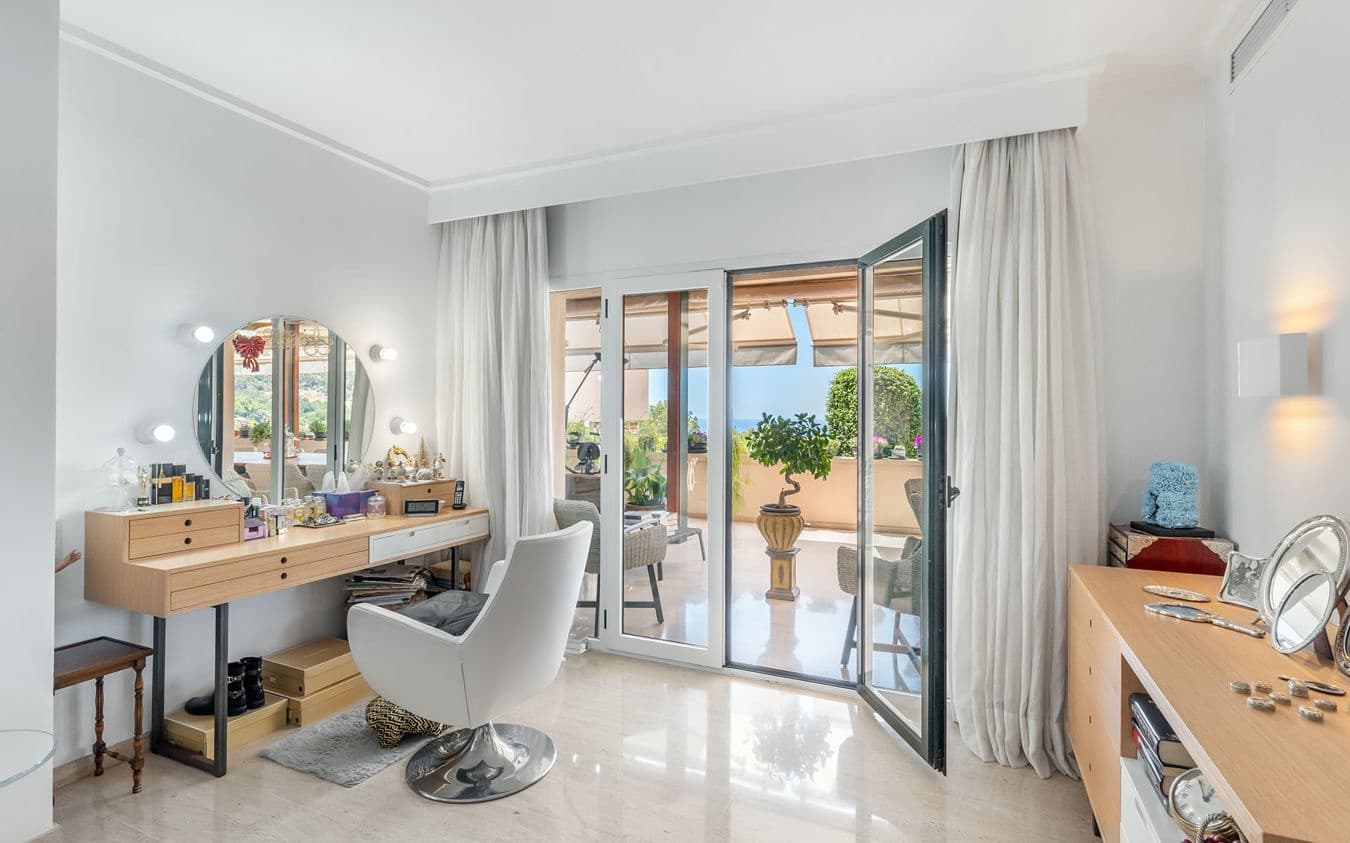4 bedroom Apartment for sale in Bendinat with pool garage - € 2,690,000 (Ref: 9450520)