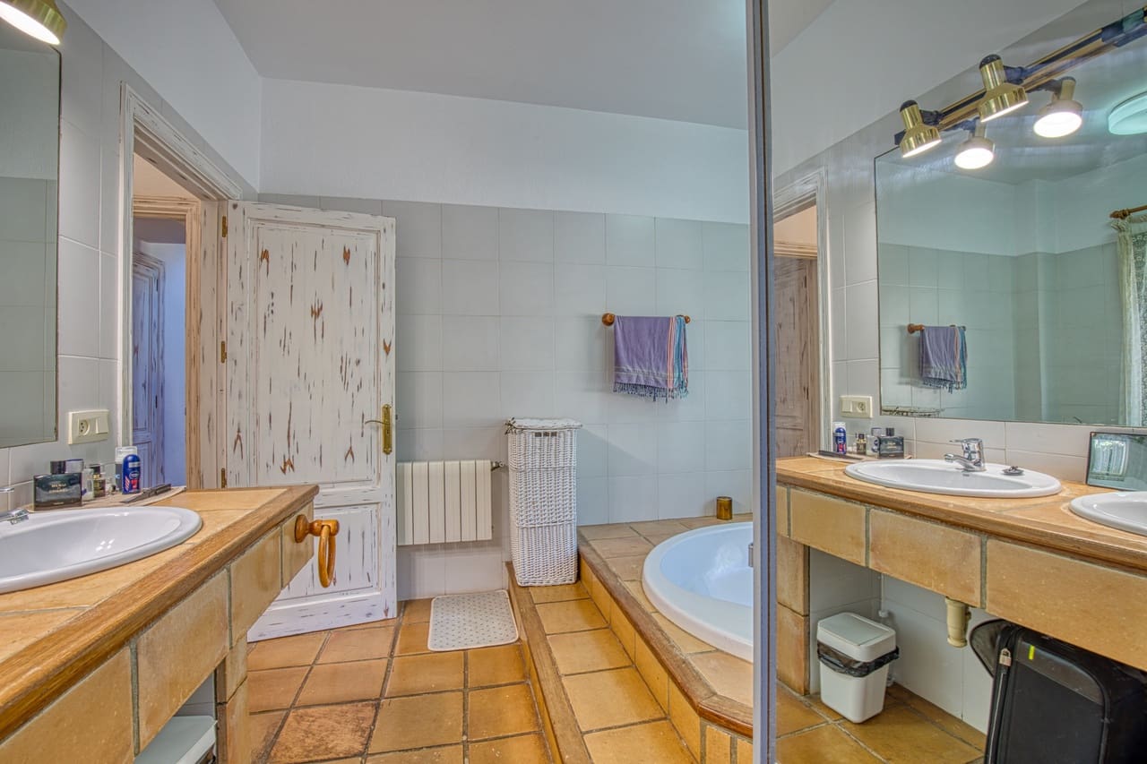 5 bedroom Finca/Country House for sale in Esporles with pool garage - € 1,900,000 (Ref: 9474380)