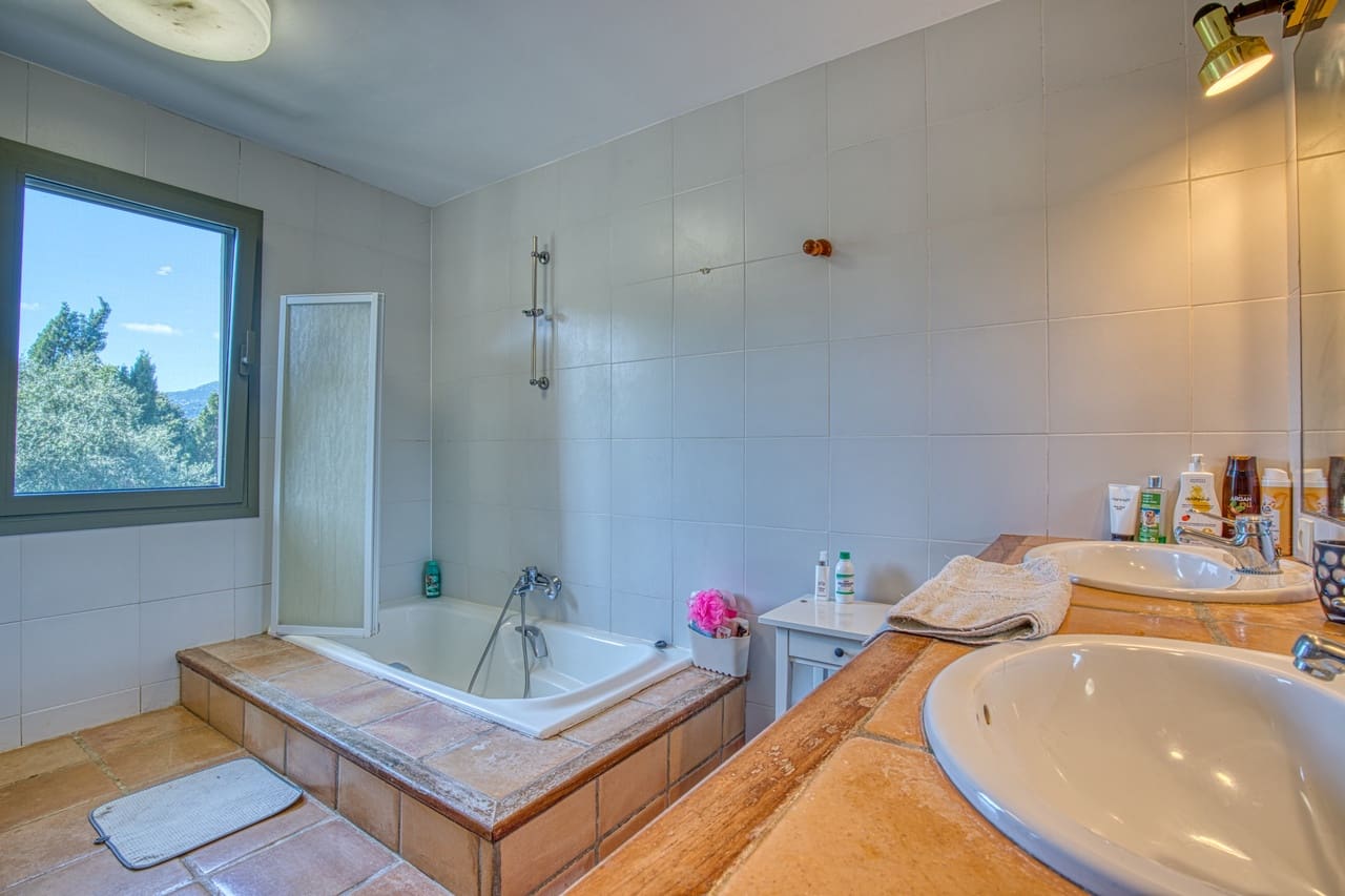 5 bedroom Finca/Country House for sale in Esporles with pool garage - € 1,900,000 (Ref: 9474380)