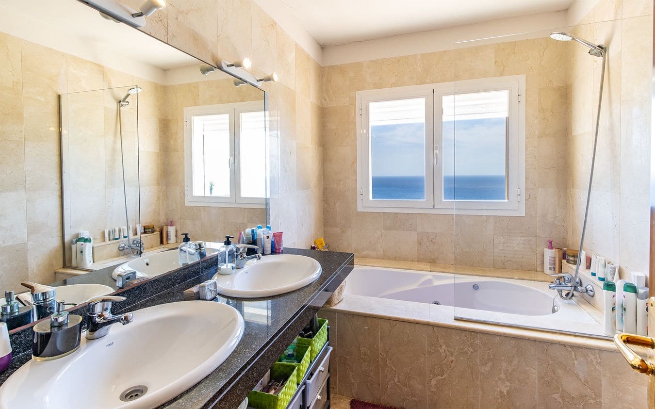 4 sypialnia Dom blizniak na sprzedaż w Puig de Ros z basenem garażem - 3 195 000 € (Ref: 9474466)