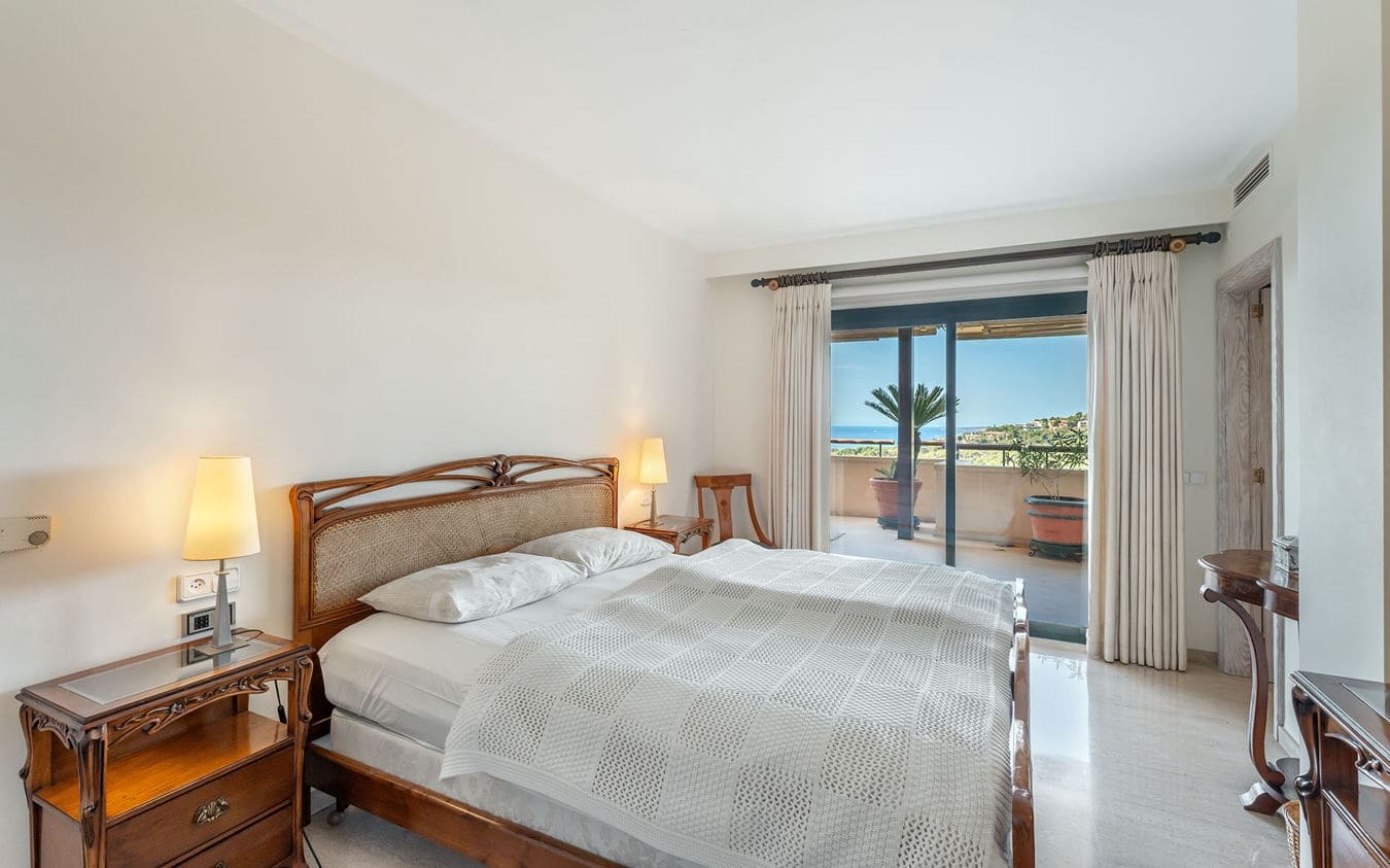 3 bedroom Penthouse for sale in Bendinat with pool garage - € 2,395,000 (Ref: 9495539)