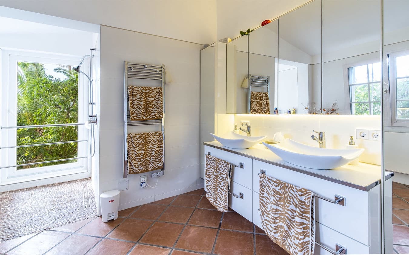 3 bedroom Villa for sale in Costa de la Calma with pool garage - € 2,100,000 (Ref: 9521475)