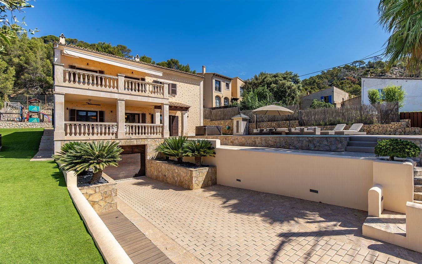 4 bedroom Villa for sale in Calvia with pool garage - € 2,099,000 (Ref: 9524812)