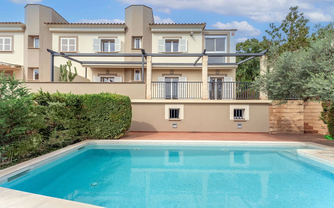 4 soverom Kjedet enebolig til salgs i Palma de Mallorca med svømmebasseng garasje - € 1 290 000 (Ref: 9525577)