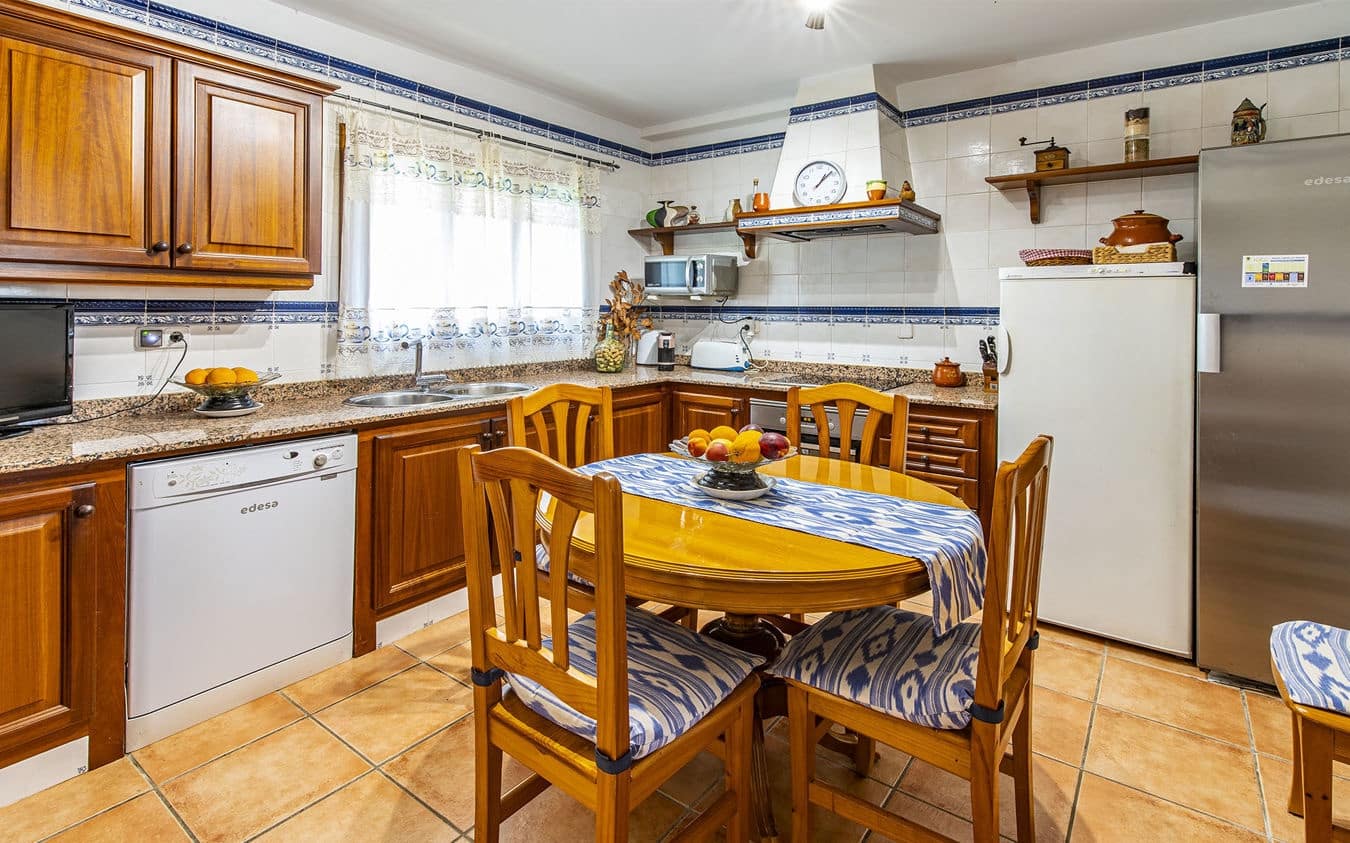 4 makuuhuone Maalaistalo myytävänä paikassa Alaro mukana uima-altaan 
autotalli - 1 250 000 € (Ref: 9528883)