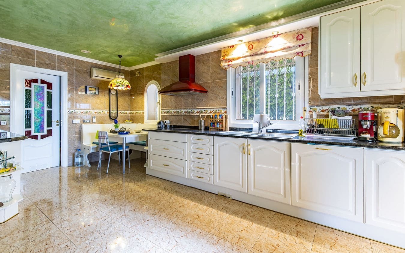 4 sypialnia Willa na sprzedaż w Badia Gran z basenem garażem - 3 850 000 € (Ref: 9537355)