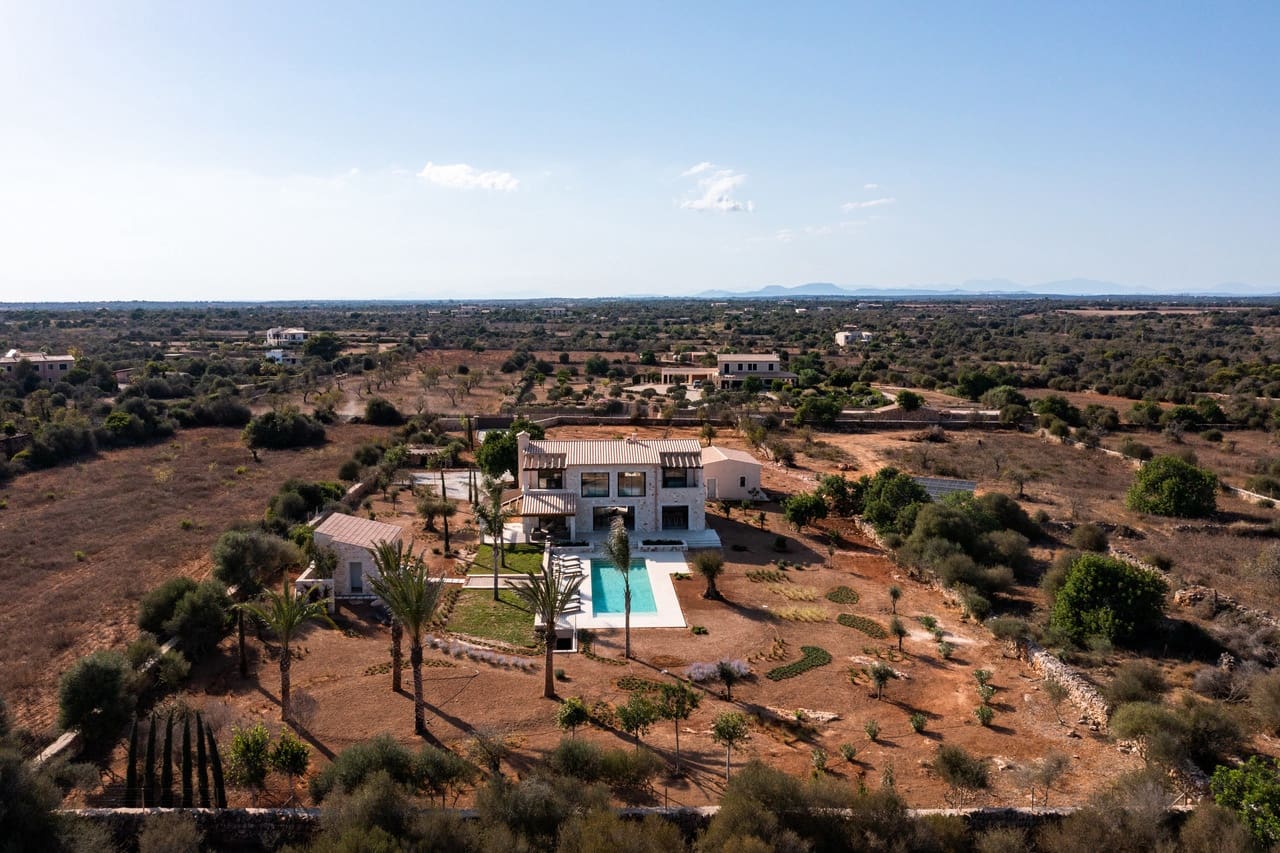 4 soveværelse Finca/Landehus til salg i Cala Llombards med swimmingpool garage - € 5.400.000 (Ref: 9537356)