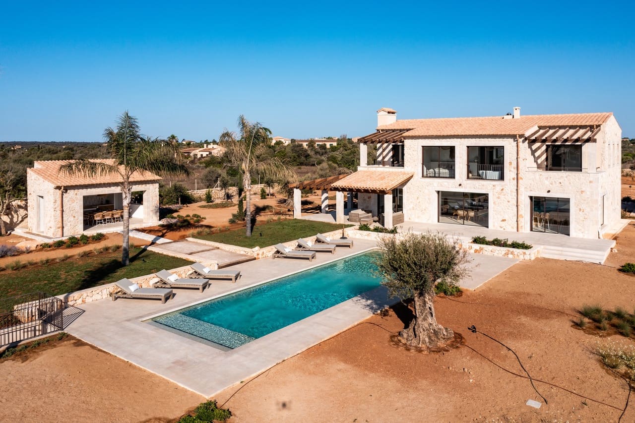 4 soveværelse Finca/Landehus til salg i Cala Llombards med swimmingpool garage - € 5.400.000 (Ref: 9537356)