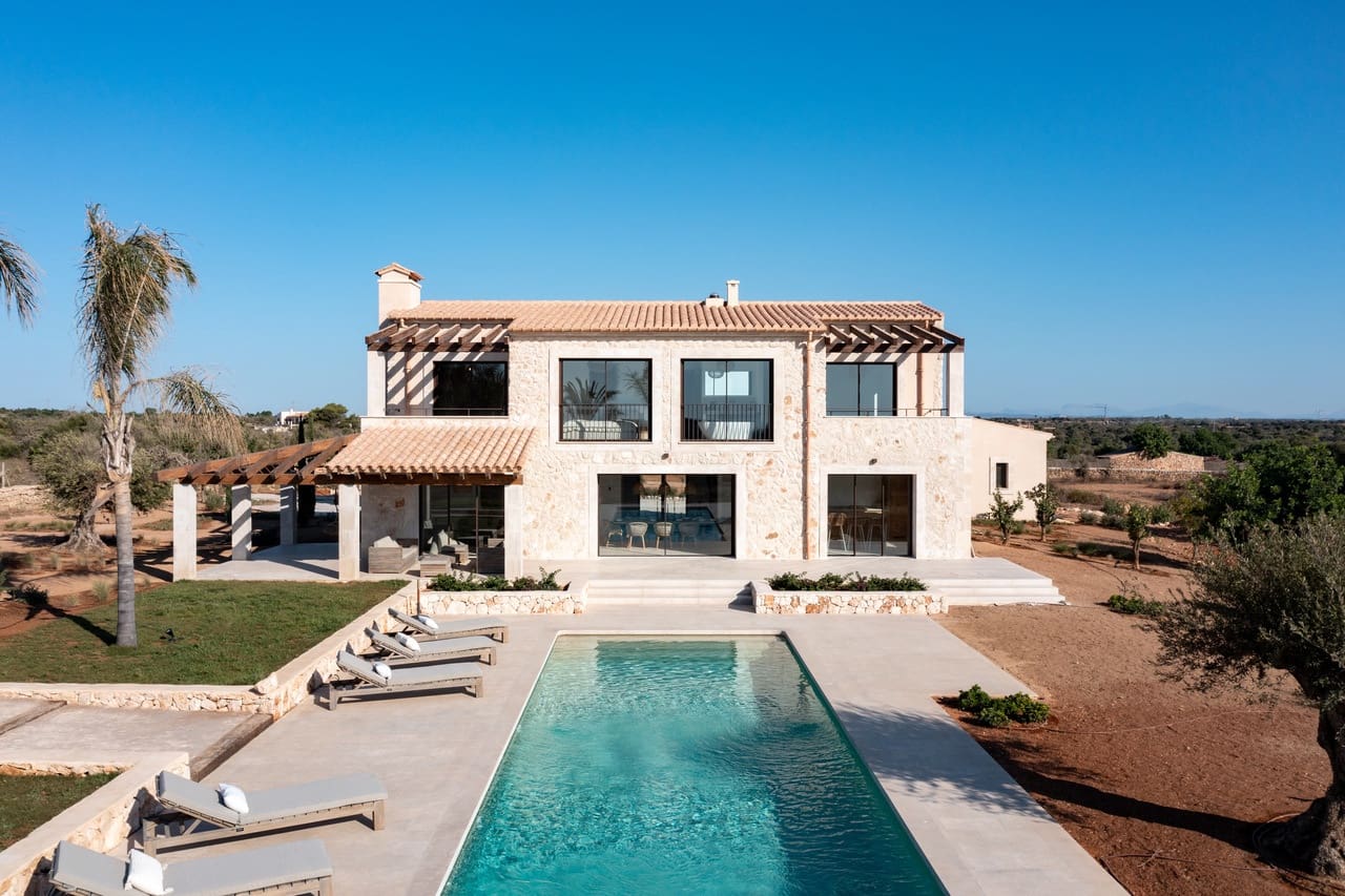 4 soveværelse Finca/Landehus til salg i Cala Llombards med swimmingpool garage - € 5.400.000 (Ref: 9537356)