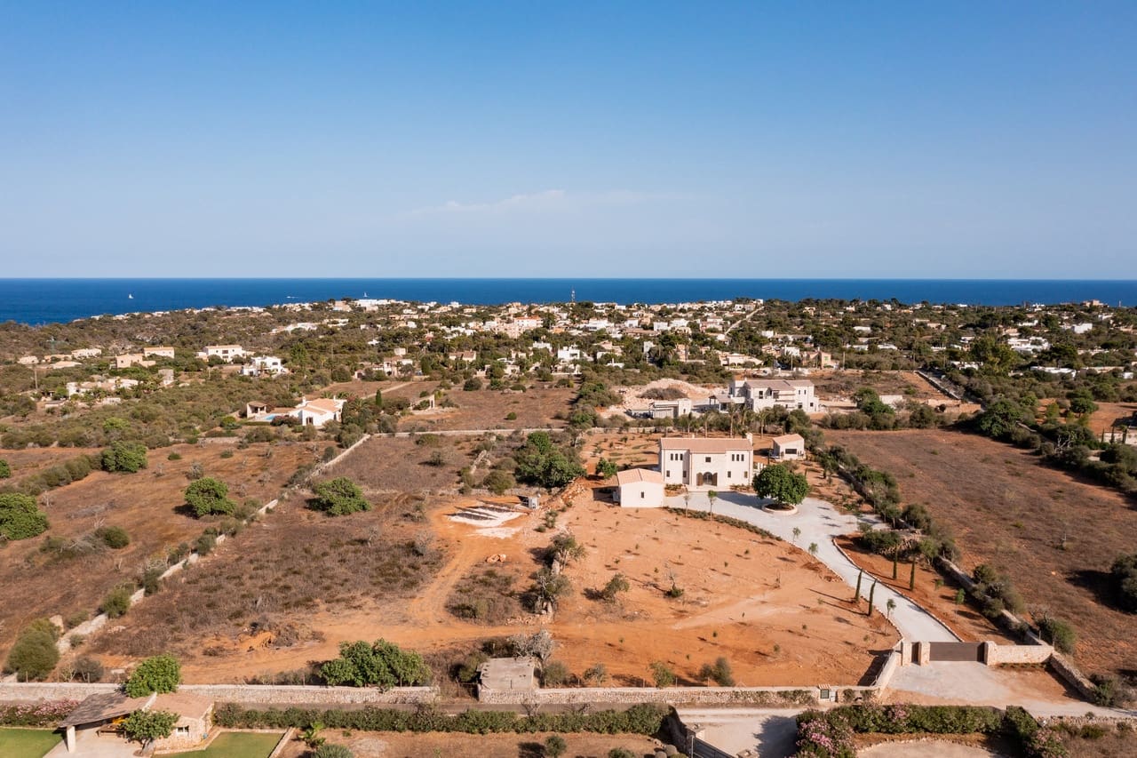 4 soveværelse Finca/Landehus til salg i Cala Llombards med swimmingpool garage - € 5.400.000 (Ref: 9537356)