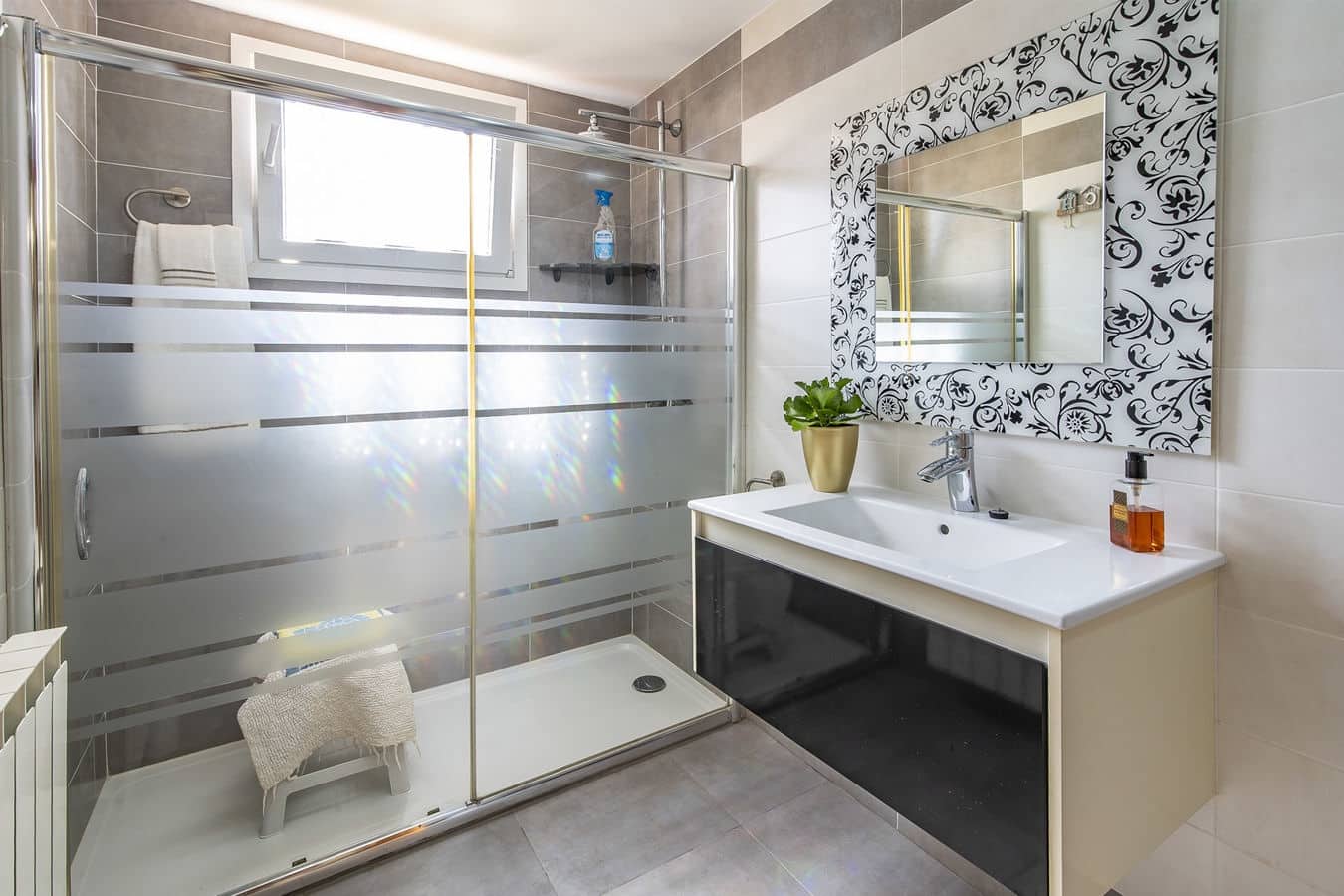 4 makuuhuone Huvila myytävänä paikassa Badia Gran mukana 
autotalli - 850 000 € (Ref: 9583158)