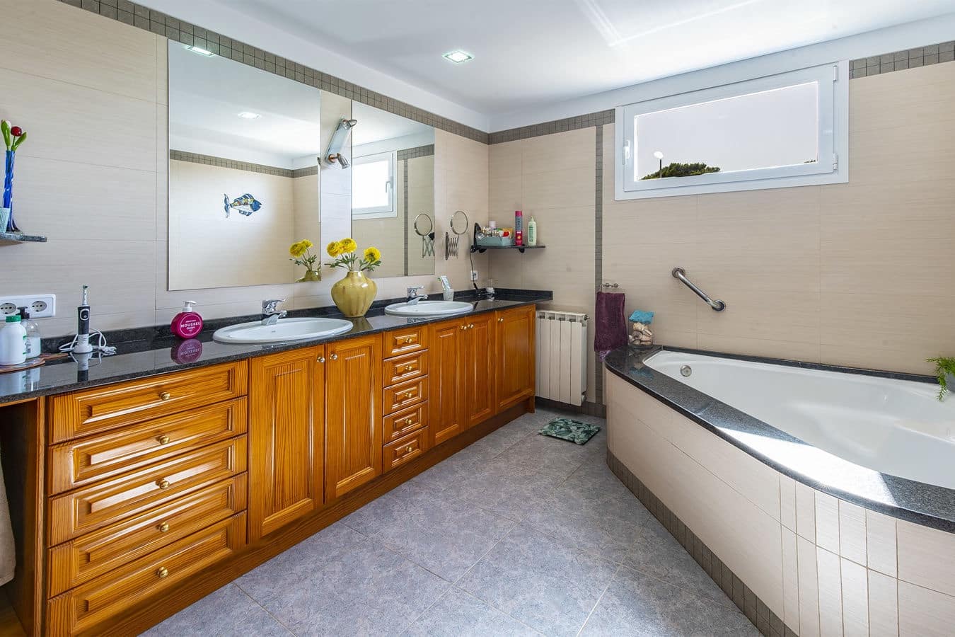 4 makuuhuone Huvila myytävänä paikassa Badia Gran mukana 
autotalli - 850 000 € (Ref: 9583158)