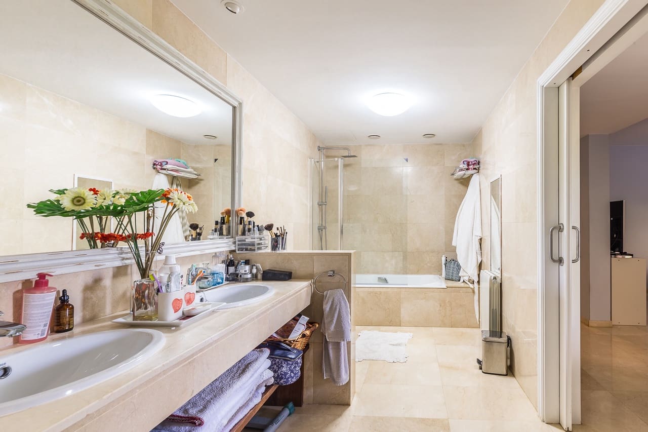 Chalet de 6 habitaciones en Genova en venta con piscina garaje - 1.969.000 € (Ref: 9592070)