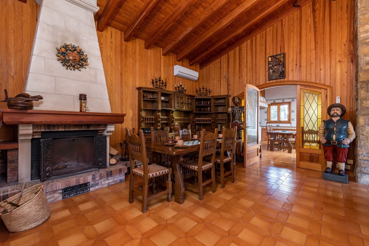 2 bedroom Villa for sale in Palma de Mallorca - € 1,900,000 (Ref: 9603323)