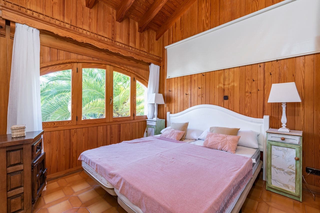 2 bedroom Villa for sale in Palma de Mallorca - € 1,900,000 (Ref: 9603323)