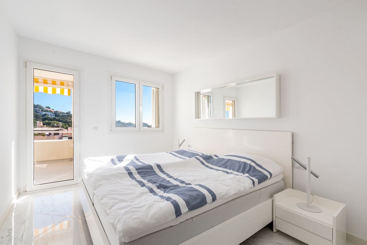 2 bedroom Apartment for sale in Santa Ponsa with garage - € 620,000 (Ref: 9622701)