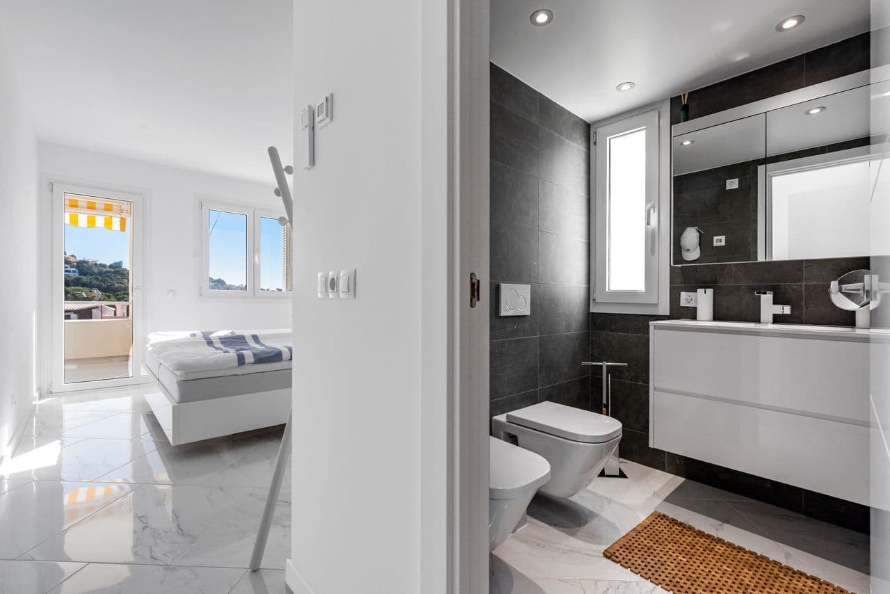 2 bedroom Apartment for sale in Santa Ponsa with garage - € 620,000 (Ref: 9622701)