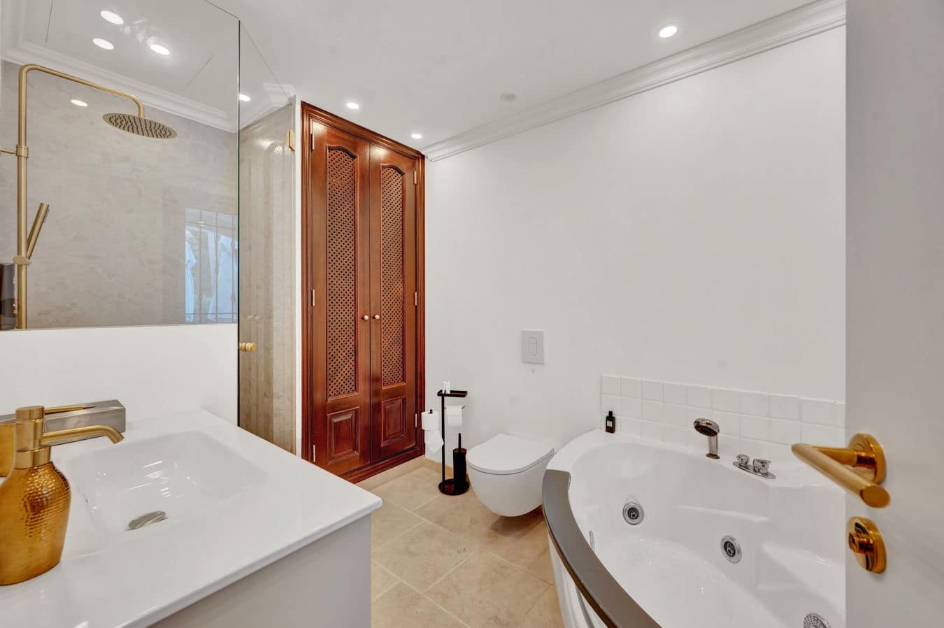 7 soverom Villa til salgs i Costa de la Calma med svømmebasseng garasje - € 6 950 000 (Ref: 9709070)