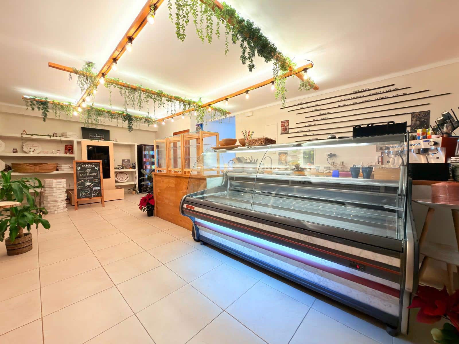 Commercial for sale in Cala Millor - € 205,000 (Ref: 9735954)