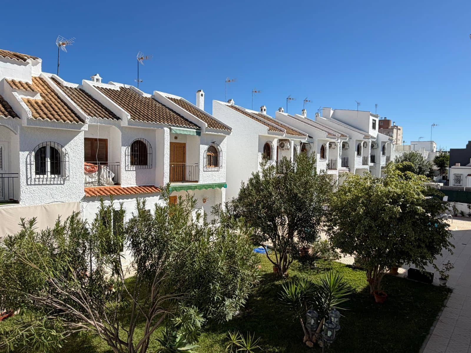 2 slaapkamer Rijtjeshuis te koop in Torrevieja met zwembad - € 219.900 (Ref: 9737278)