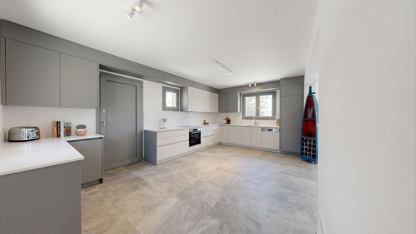 4 bedroom Villa for sale in Porto Petro with pool garage - € 1,400,000 (Ref: 9841858)