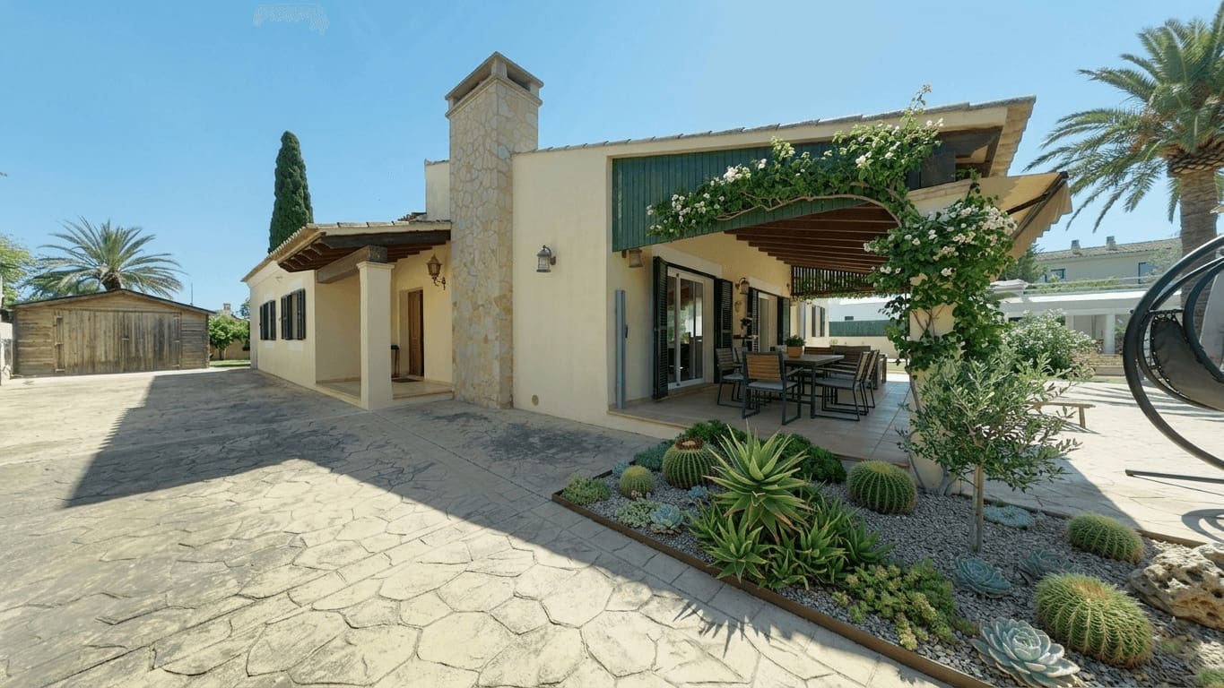 4 bedroom Bungalow for sale in Sa Coma with pool garage - € 749,000 (Ref: 9866195)