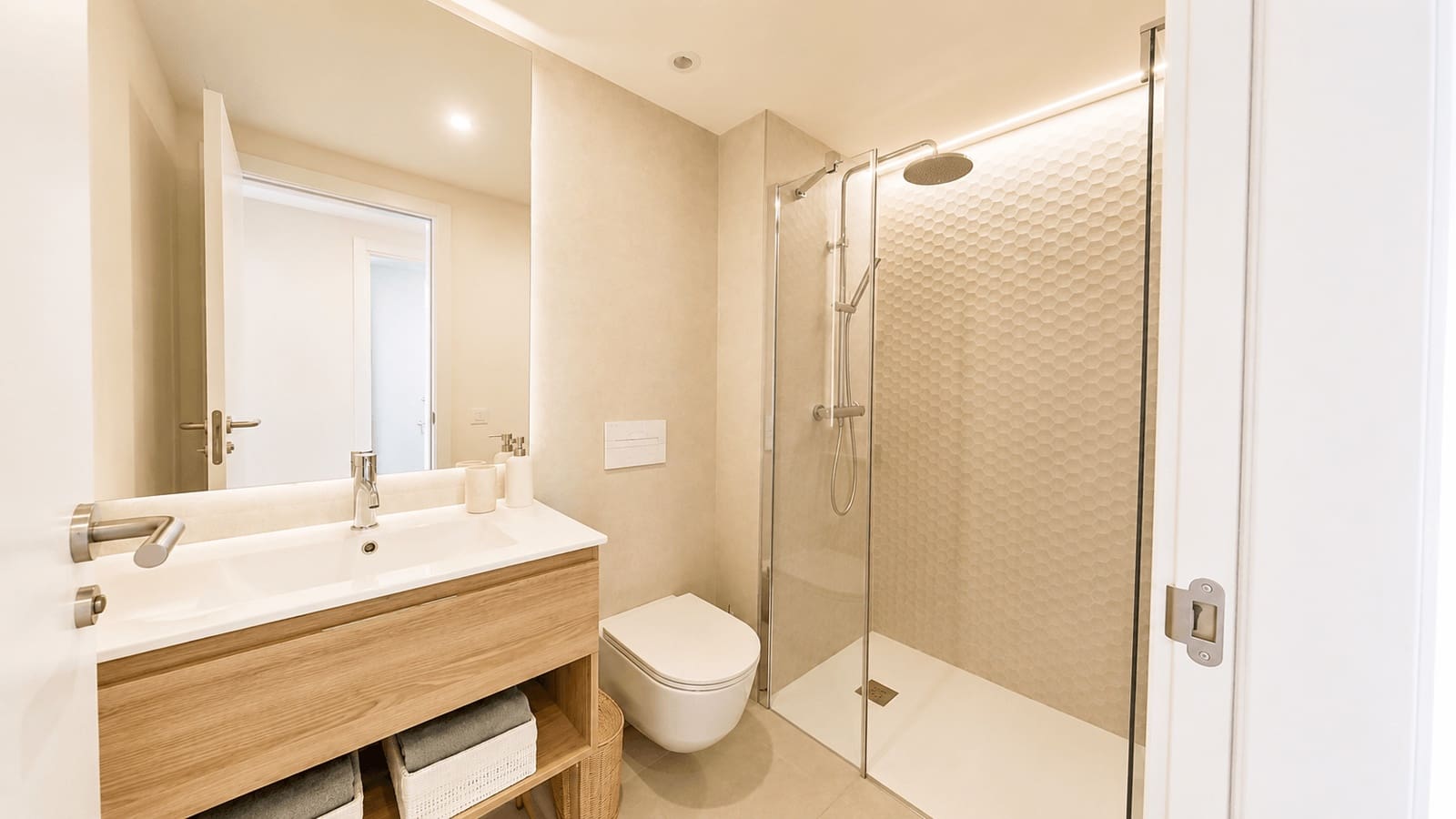 2 bedroom Apartment for rent in Cala Millor with pool garage - € 2,200 (Ref: 9899874)