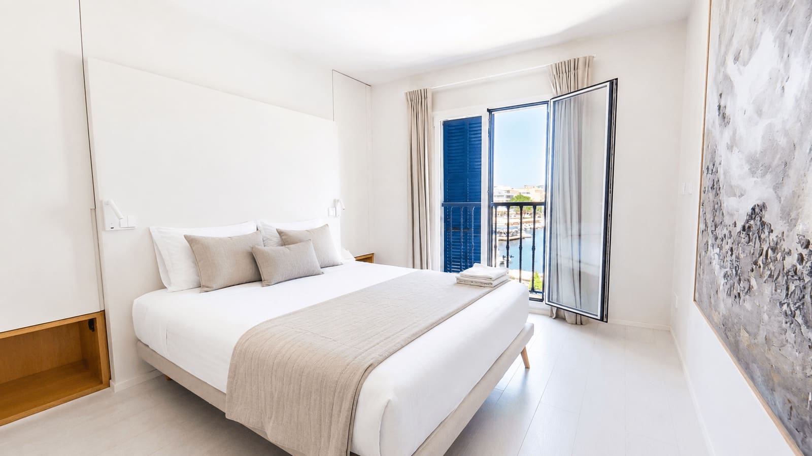 2 bedroom Penthouse for rent in Cala Bona - € 2,500 (Ref: 9938508)