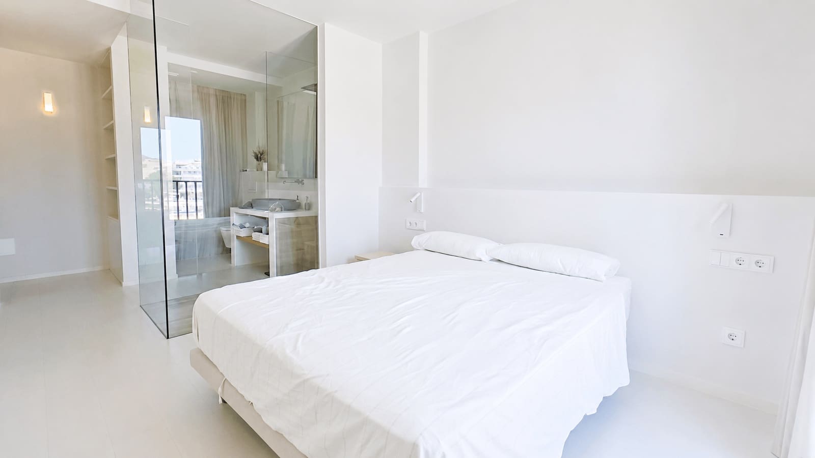 2 bedroom Penthouse for rent in Cala Bona - € 2,500 (Ref: 9938508)