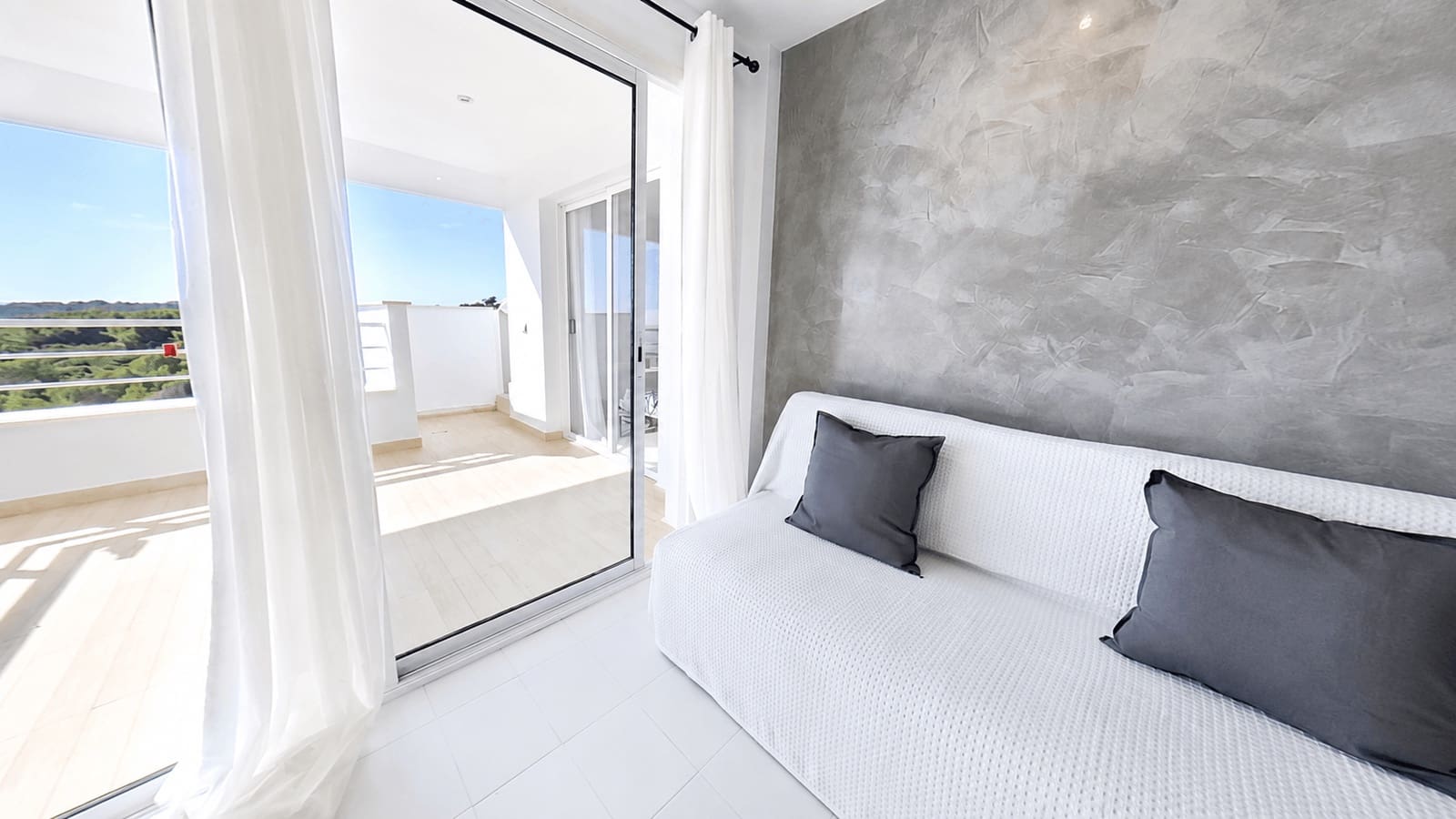 2 bedroom Penthouse for rent in Cala Millor with pool - € 2,200 (Ref: 9971472)