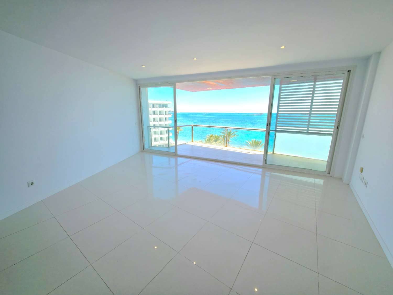 2 soverom Strandleiligheter til salgs i Ibiza by med svømmebasseng garasje - € 840 000 (Ref: 8830041)