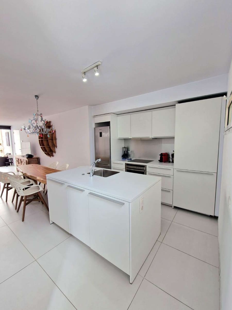 2 slaapkamer Strandappartement te huur in Ibiza dorp met zwembad garage - € 1.700 (Ref: 8988045)