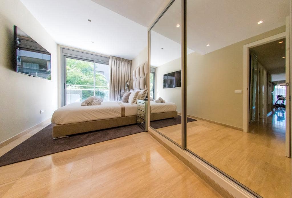 4 bedroom Beach Apartment for sale in Ibiza / Eivissa town with pool - € 1,400,000 (Ref: 9439682)