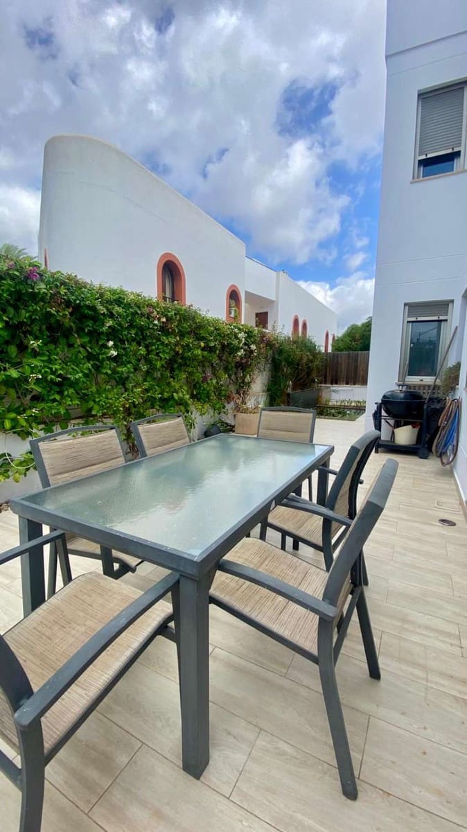 2 slaapkamer Flat te koop in Ibiza dorp met zwembad - € 895.000 (Ref: 9796201)