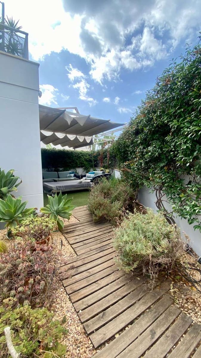 2 slaapkamer Flat te koop in Ibiza dorp met zwembad - € 895.000 (Ref: 9796201)